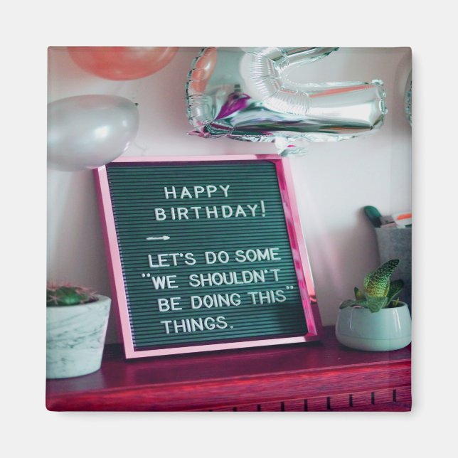 Grattis på födelsedagen! Funny Naughty Trouble Magnet (Framsidan)