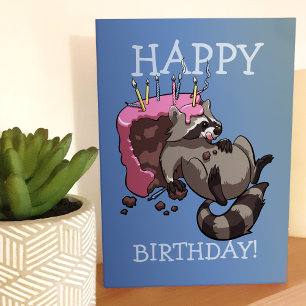 Grattis på födelsedagen! Girig Raccoon som äter Kort