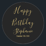 Grattis på födelsedagen Gylden Gul Svart Anpassat  Runt Klistermärke<br><div class="desc">Uppbyggd med en textmall i gyllengul för "Grattis på födelsedagen"-meddelande,  namn och dag som du kan redigera för att anpassa och även anpassa bakgrundsfärgen!</div>