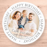 Grattis på födelsedagen | Klassiskt enkelt foto fö Runt Klistermärke<br><div class="desc">Den här enkla och klassiska designen består av serif-typografi och lägger till ett anpassningsbar-foto. Använda detta klistermärke som en märkre för presenten för födelsedagskalkylen.</div>