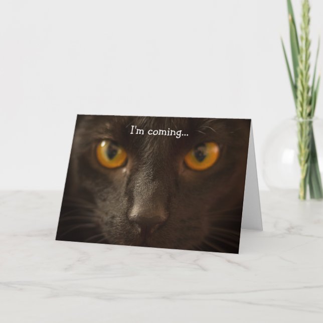 Grattis på födelsedagen-kort: svart katt kommer kort (Framsida)
