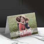 Grattis på födelsedagen Mamma | Modern skriptfoto Kort<br><div class="desc">Vackert fotografkort med en enkel, modern, minimalistisk citattecken "Grattis på födelsedagen" på en halvgenomskinlig övertäckningsbakgrund. Det här mångsidiga kortet kan vara personlig med ditt eget fotografi, namn och födelsedagsdatum för att göra ett verkligt unikt och skräddarsytt kort för din älskade. Innermeddelandet "Önskar en underbar födelsedag!" kan också enkelt uppdateras med...</div>