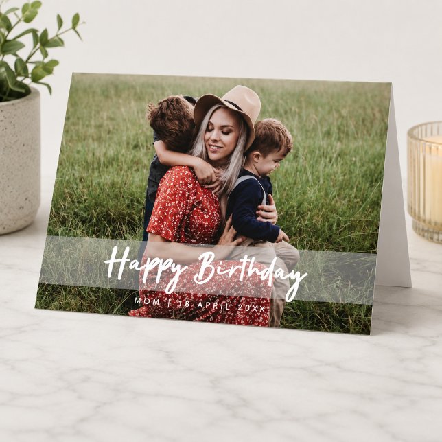 Grattis på födelsedagen Mamma | Modernt manus Foto Kort (Personalized mom photo birthday card with family picture, custom name, and date detail)