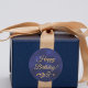 Grattis på födelsedagen med elegant blå och guld-d runt klistermärke (Skapare uppladdad)
