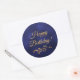 Grattis på födelsedagen med elegant blå och guld-d runt klistermärke (Envelope)