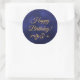 Grattis på födelsedagen med elegant blå och guld-d runt klistermärke (Bag)