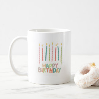 Grattis på födelsedagen med ljus på kaffemugg