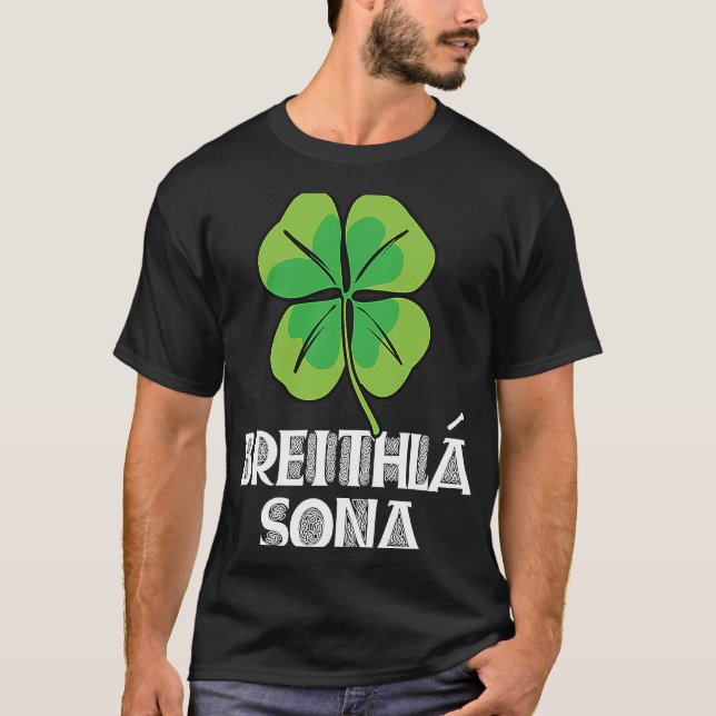 Grattis på födelsedagen på Irish Breithla Sona St  T Shirt (Framsida)