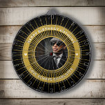 Grattis på födelsedagen Photo Guld Black Modern An Darttavla<br><div class="desc">Grattis på födelsedagen Photo Guld Black Modern Personalize Dart Board är en elegant att hänga och leka med i ditt hem med familj och vänner eller med ge till den speciella personen i ditt liv för att önska dem Grattis på födelsedagen. Anpassa den med ditt foto och din information.</div>