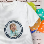 Grattis på födelsedagen Simple Modern Anpassningsb T Shirt<br><div class="desc">Denna enkla och moderna utformning består av serif-typografi och lägger till ett anpassningsbar-foto.</div>