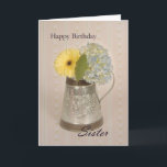 Grattis på födelsedagen Sister Kort<br><div class="desc">Ett födelsedagskort för syster med gult Gerber daisy och blue Hydrangea i en tenn-pitcher och en bakgrunds med "Grattis på födelsedagen" överst och "Sister" i manus på grund.</div>