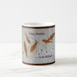 Grattis på födelsedagen till en gammal fossil- kaffemugg