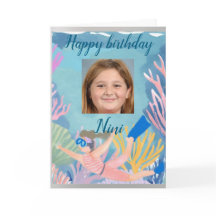 Grattis på födelsedagen ung flicka snorklare