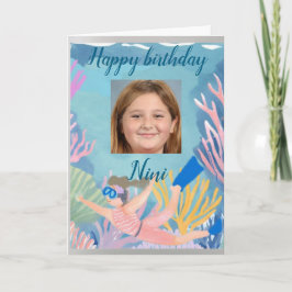 Grattis på födelsedagen ung flicka snorklare kort