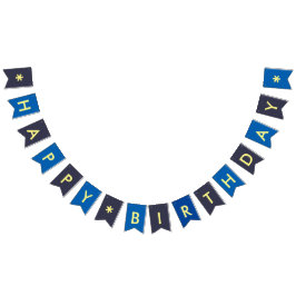 Grattis på födelsedagenpojkefirande något färgar vimplar