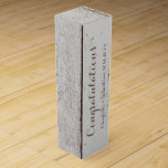 Grattis Personlig Faux Wood (tryckt) Presentask För Vinflaska<br><div class="desc">Grattisar Faux Wood (tryckt platta bokstäver) eller ändra texten.. lägg till det nyfödda namn och datum för giftermål ...  Personlig vin box (winebox) från Ricaso</div>