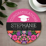 Grattis Student Girly Flowers Studenten Underlägg Papper Rund<br><div class="desc">Lägg till vilket år som helst för att anpassa den här visuella designen. Detta kan användas för vilken student som helst - högskola,  högskola,  högskola,  gymnasieskola,  skola eller till och med handelsskola.</div>