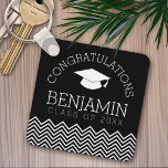 Grattis Student Studenten KAN REDIGERA FÄRG Nyckelring<br><div class="desc">En modern,  minimal utformning för ett studenten firande. Lägg till din student anpassningsbar-text till svartvitt om du vill göra en minnesstund eller en studentfest till förmån.</div>