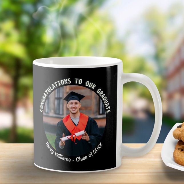 Grattis till examen Svart minnesgåva Foto Kaffemugg (A stylish mug for a graduate, with congratulations message, custom photo, name and 'class of' year)