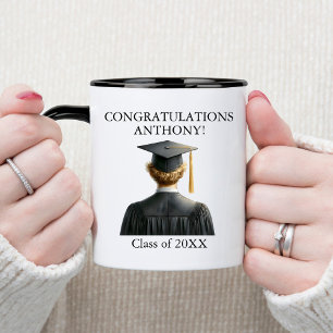 Grattisar Blonde Male Student i Black Gown Två-Tonad Mugg