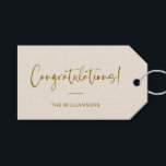 Grattisar för minimal Beige-Personlig Presentetikett<br><div class="desc">En sofistikerad och tidlös märkre med mjuk krämbakgrund med elegant och modern typografi i varmt guld. Perfekt för att lägga till en personlig till bröllopsgåvor,  babyduschar,  studenten eller något annat högtidligt tillfälle. Anpassa med din familj namn eller ett meddelande om en snyggt och tankfull avslutande beröring.</div>