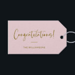 Grattisar för minimalistisk  Rosa Personlig Presentetikett<br><div class="desc">En märkre med snyggt och elegant med mjuk  rosa med flytande skript och modern typografi i varmt guld. Perfekt för personlig beröring till bröllopsgåvor,  babyduschar,  studenten eller något firande tillfälle. Anpassa med din familj namn eller ett meddelande om en unik och tankfull avslutande beröring.</div>