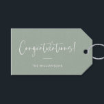 Grattisar för Personlig av minimalistisk Grönt Presentetikett<br><div class="desc">En sofistikerad och tidlös märkre för presenter med en sage grönt bakgrund med elegant och modern typografi i vitt. Perfekt för att lägga till en personlig till bröllopsgåvor,  babyduschar,  studenten eller något annat högtidligt tillfälle. Anpassa med din familj namn eller ett meddelande om en snyggt och tankfull avslutande beröring.</div>