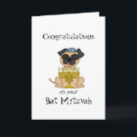 Grattisar på din Bat mitzvah Pug-Hund Kort<br><div class="desc">Den här söta lilla puggen är sitta med en menorah med ljus tända och med en liten yarmulke. Insidan är en trevlig vers som du kan anpassa dig till.</div>