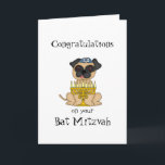 Grattisar på din Bat mitzvah Pug-Hund Kort<br><div class="desc">Den här söta lilla puggen är sitta med en menorah med ljus tända och med en liten yarmulke. Insidan är en trevlig vers som du kan anpassa dig till.</div>
