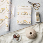 Grattisarna Bröllop Ring Set Bröllop Presentpapper<br><div class="desc">En vacker brid- och brudgummens ringar i bröllop på en lätt solbränna med texten i guld säger "Grattisar på din bröllopsdag!"</div>