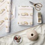 Grattisarna Bröllop Ring Set Bröllop Presentpapper<br><div class="desc">En vacker brid- och brudgummens ringar i bröllop på en lätt solbränna med texten i guld säger "Grattisar på din bröllopsdag!"</div>