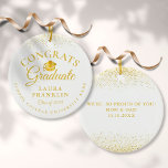 Grattisarna vid Glitter Kap Studenten vid guld Julgransprydnad Keramik<br><div class="desc">En dekorerad keepsakpresenter från elegant studenten med uppgifter om din grad och speciella budskap på den omvända uppsättningen i chic guld-typografi på guld glitter-bakgrund. Designad av Thisisnotme©</div>