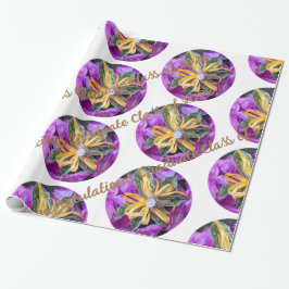 Grattisens penninggåva som omsluter pappra presentpapper