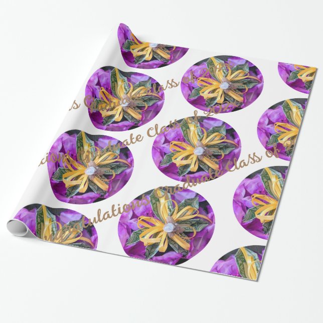 Grattisens penninggåva som omsluter pappra presentpapper (Utrullad)