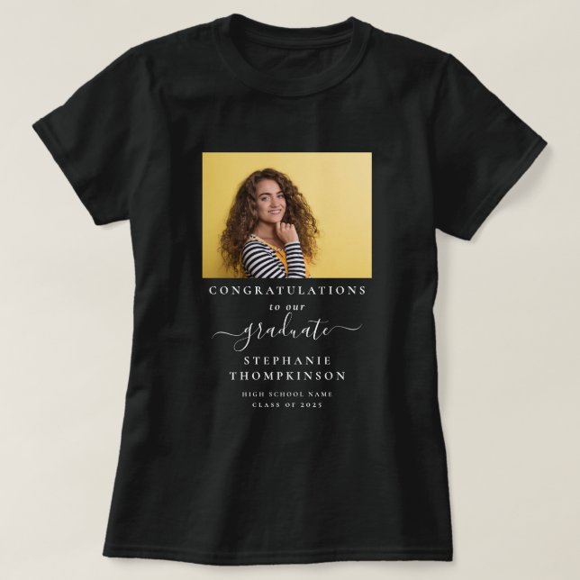 Gratulerar Grad 2025 Photo Family Studenten White T Shirt (Design framsida)
