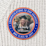 Gratulerar Orange för texttext Studenten och blå Knapp<br><div class="desc">Säg grattisar och visa pridet för student med coolans anpassade fotoknappar/brickor. (IMAGE PLACEMENT TIP: Ett enkelt sätt att centrera ett foto exakt som du vill är att flytta det till skörd innan du laddar upp det till Zazzle-webbplatsen.) All text är enkel att anpassa med namn, klassår, skola, inspirerande citat, motiverande...</div>