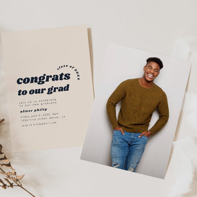 Gratulerar till vår enkla Grad Studenten-inbjudan Inbjudningar (Skapare uppladdad)