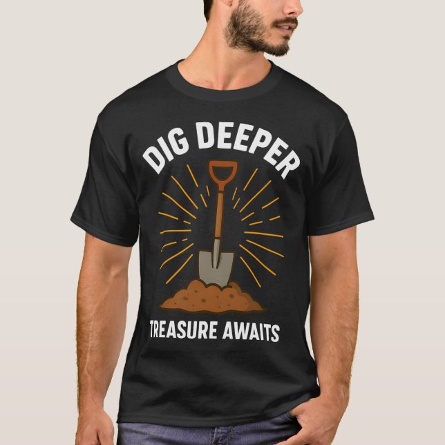 Gräv Djupare Skatter Väntar Metalldetektering T Shirt (Framsida)