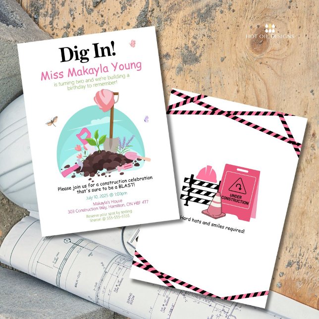 Gräv i rosa konstruktion födelsedagsinbjudan inbjudningar (Gear up and dig in with this fun-filled construction-themed invitation.)