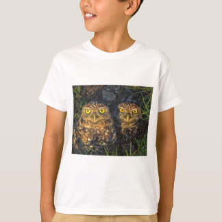 Gräva ugglor som kelas i deras håla t-shirt