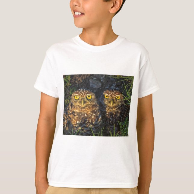 Gräva ugglor som kelas i deras håla t-shirt (Framsida)