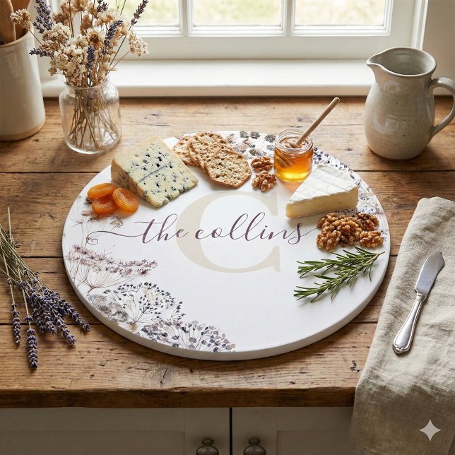 Graverad skärbräda med torkade blommor (This personalized dried floral cutting board would make a wonderful gift for someone special! )