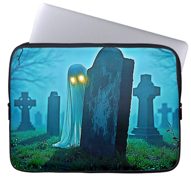 Graveyard Ghost's Eerie Glimpse Laptop Fodral (Framsidan)