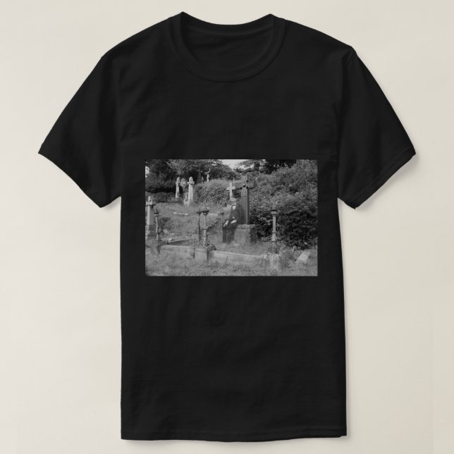 Graveyard Living T Shirt (Design framsida)