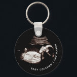Gravid Baby Sonogram Ultrasound Photo New mamma Nyckelring<br><div class="desc">Gravid Sonogram Ultraljudsfoto Ny mamma-nyckelkedja kan anpassas helt efter dina behov kostym. © Gorjo Designs. Gade åt dig via Zazzle-plattformen. // Obs! Fotot som används är endast en platshållarbild. Du måste byta ut det mot ett eget foto innan du beställer eller skriver ut det. Kontakta mig om du behöver hjälp...</div>