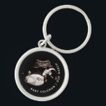 Gravid Baby Sonogram Ultrasound Photo New mamma Rund Silverfärgad Nyckelring<br><div class="desc">Gravid Sonogram Ultraljudsfoto Ny mamma-nyckelkedja kan anpassas helt efter dina behov kostym. © Gorjo Designs. Gade åt dig via Zazzle-plattformen. // Obs! Fotot som används är endast en platshållarbild. Du måste byta ut det mot ett eget foto innan du beställer eller skriver ut det. Kontakta mig om du behöver hjälp...</div>