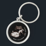 Gravid Baby Sonogram Ultrasound Photo New mamma Rund Silverfärgad Nyckelring<br><div class="desc">Gravid Sonogram Ultraljudsfoto Ny mamma-nyckelkedja kan anpassas helt efter dina behov kostym. © Gorjo Designs. Gade åt dig via Zazzle-plattformen. // Obs! Fotot som används är endast en platshållarbild. Du måste byta ut det mot ett eget foto innan du beställer eller skriver ut det. Kontakta mig om du behöver hjälp...</div>