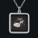 Gravid Baby Ultrasound Sonogram Photo Necklace Silverpläterat Halsband<br><div class="desc">Gravid Ultrasound Sonogram Photo Necklace kan anpassas helt efter dina behov kostym. © Gorjo Designs. Gade åt dig via Zazzle-plattformen. // Obs! Fotot som används är endast en platshållarbild. Du måste byta ut det mot ett eget foto innan du beställer eller skriver ut det. Kontakta mig om du behöver hjälp...</div>
