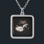 Gravid Baby Ultrasound Sonogram Photo Necklace Silverpläterat Halsband<br><div class="desc">Gravid Ultrasound Sonogram Photo Necklace kan anpassas helt efter dina behov kostym. © Gorjo Designs. Gade åt dig via Zazzle-plattformen. // Obs! Fotot som används är endast en platshållarbild. Du måste byta ut det mot ett eget foto innan du beställer eller skriver ut det. Kontakta mig om du behöver hjälp...</div>