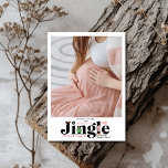Gravid för Photo Retro Baby avisering Julkort<br><div class="desc">dina glatta nyheter med en liten charm med hjälp av vårt meddelande om Graviden för fotboll. Det här snygga kortet har ett personligt foto som är perfekt utformat för att visa din växande familj. Utformningen innehåller festive inslag som Julgranar, snöflingor eller helgdag accents, tillsammans med ett hjärtslitande budskap som avslöjar...</div>